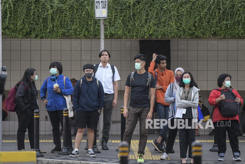 ilustrasi. Warga beraktivitas menggunakan masker di kawasan Bunderan Hotel Indonesia, Jakarta, Senin (2/3/2020). 