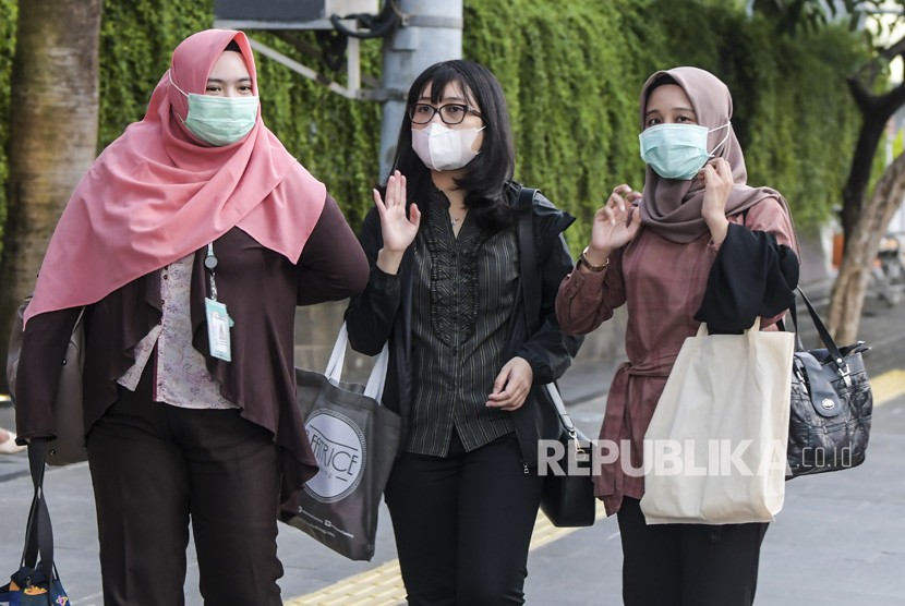 Ahli medis meminta masyarakat untuk berhenti berbondong-bondong beli masker (foto: ilustrasi masyarakat pakai masker)