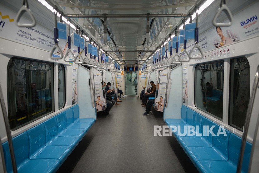 MRT memberlakukan social distancing di stasiun maupun keretanya. Foto warga beraktivitas menggunakan MRT kawasan Dukuh Atas, Jakarta. (Republika/Thoudy Badai)