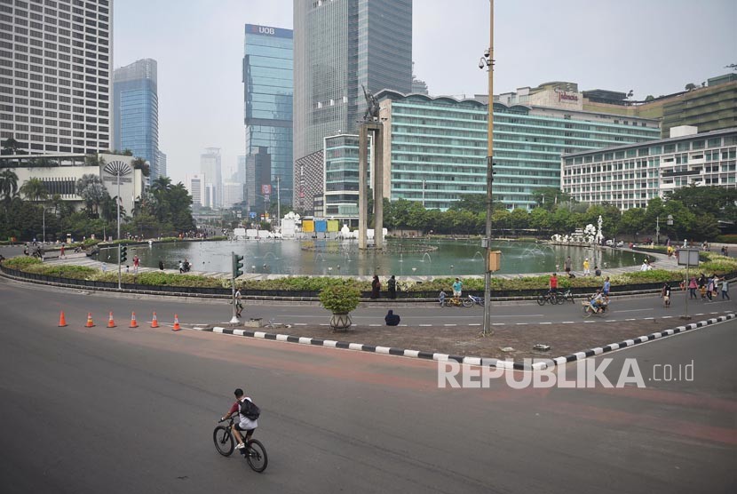 Warga beraktivitas pada hari bebas kendaraan (car free day) di Bundaran HI, Jakarta.