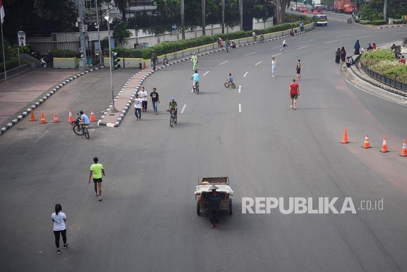 Warga beraktivitas pada hari bebas kendaraan (car free day) di kawasan Bundaran HI, Jakarta, Ahad (20/5). 