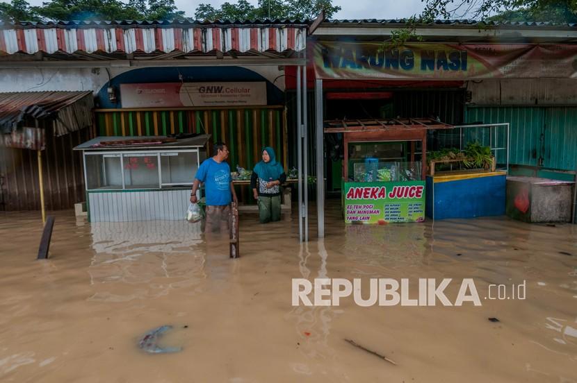 Warga beraktivitas saat banjir di Rangkasbitung, Kabupaten Lebak, Provinsi Banten, Sabtu (3/4/2021).