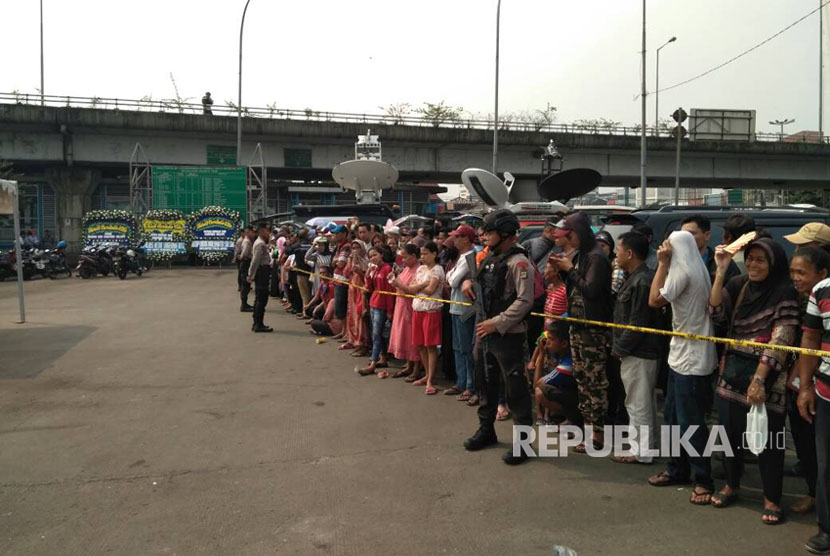 Warga berbaris menyambut kehadiran Jokowi di Terminal Kampung Melayu Jakarta Timur, Kamis (25/5).