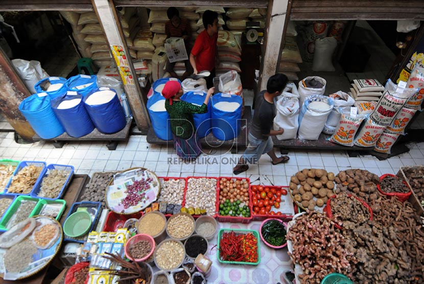 Warga berbelanja bahan-bahan kebutuhan pokok di Pasar PSPT Tebet