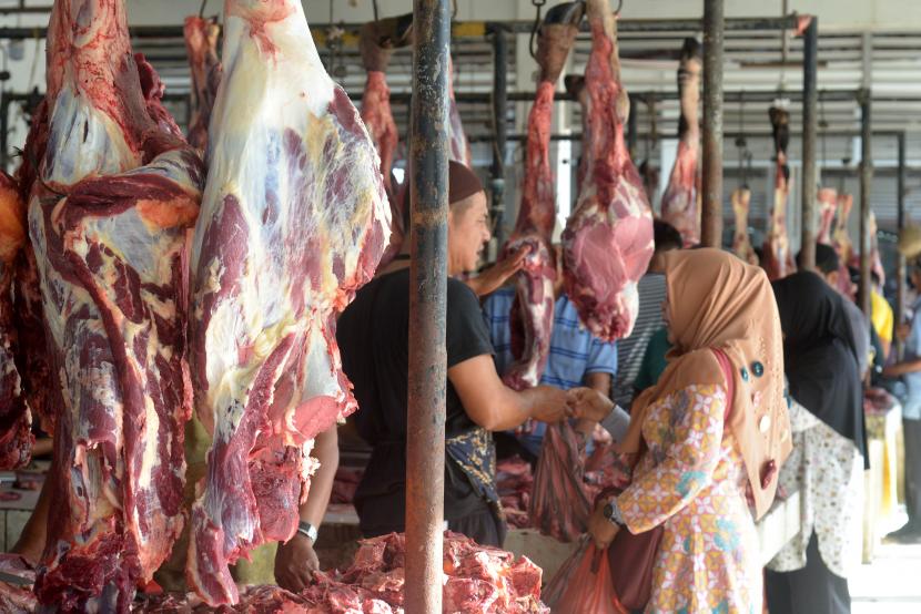 Warga berbelanja daging sapi di Pasar Al Mahirah, Desa Lampulo, Banda Aceh, Aceh. Memasuki masa jelang akhir tahun 2022, Badan Pangan Nasional (NFA) menyatakan, ketersediaan dan stabilitas harga komoditas daging sapi terpantau stabil. Stabilitas daging akan terus dikawal pemerintah, khususnya jelang perayaan Natal dan Tahun Baru yang biasanya, diiringi peningkatan konsumsi masyarakat.