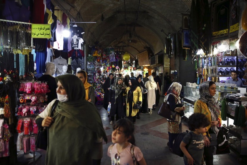Warga berbelanja di pasar tradisional di selatan Teheran, Iran, Rabu (8/5).