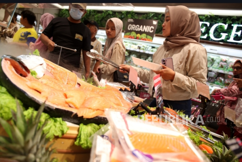 Warga berbelanja di salah satu sudut AEON Pakuwon Mall Bekasi. 