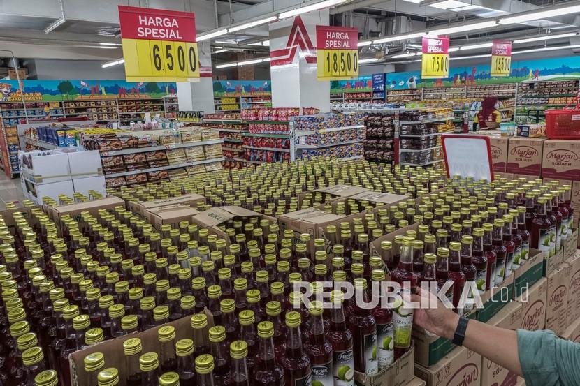 Asosiasi Pengusaha Ritel Indonesia (Aprindo) menyebut penutupan gerai ritel akan bertambah jika Pemberlakuan Pembatasan Kegiatan Masyarakat (PPKM) terus berlanjut tanpa adanya insentif dari pemerintah. (Foto ilustrasi: Warga berbelanja kebutuhan di salah satu supermarket di Jakarta)