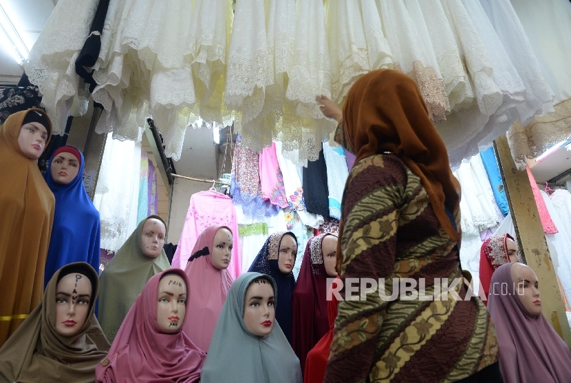  Warga berbelanja mukena di salah satu pusat perbelanjaan, Jakarta, Senin (22/5). 