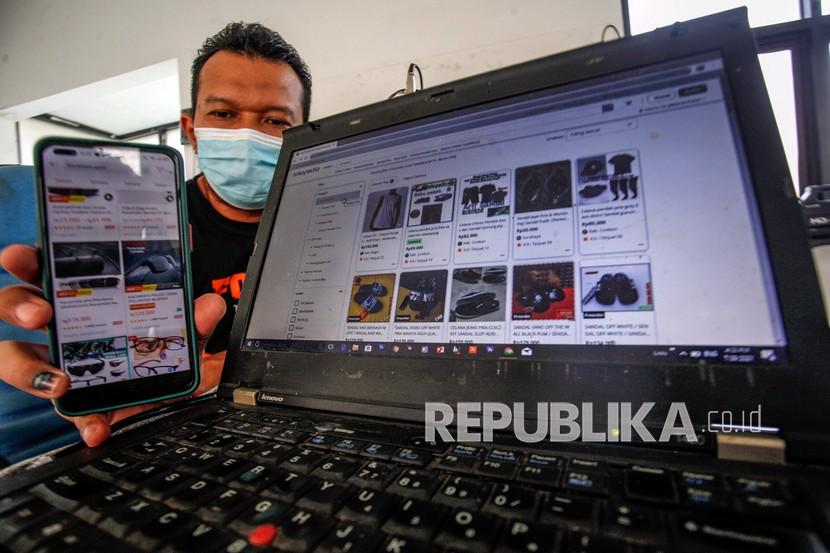 Warga berbelanja secara daring melalui aplikasi di Bogor, Jawa Barat, Kamis (29/7/2021). Belum ada aturan terkait keharusan memisahkan platform media sosial dan e-commerce.
