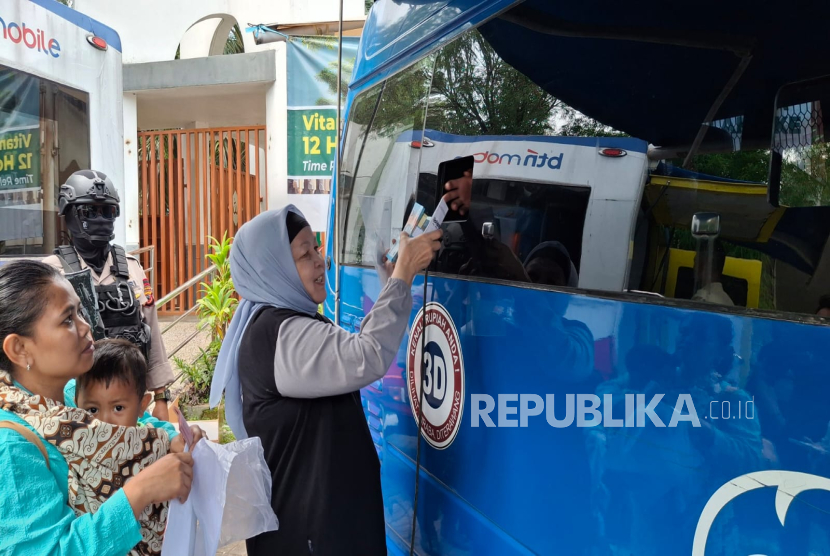 Warga Berburu Penukaran Uang Pecahan Baru yang Disediakan Bank Indonesia di Halaman Parkir Masjid Agung Kota Cimahi, Jawa Barat pada Kamis (6/3/2025)