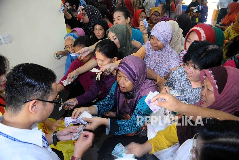 Warga berdesak desakan membeli minyak goreng saat pembukaan Toko Tani Indonesia (TTI) di kawasan Pasar Minggu, Jakarta, Rabu (15/6).  (Republika/ Agung Supriyanto)