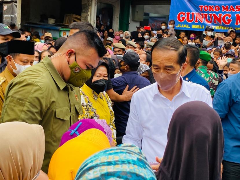 Warga berdesakan di Pasar Gunung Batu Kota Bogor, mengharapkan bantuan sembako dari Presiden RI, Selasa (17/5). Keriuhan Warga di Pasar Gunung Batu Bogor Saat Jokowi Bagikan Bantuan