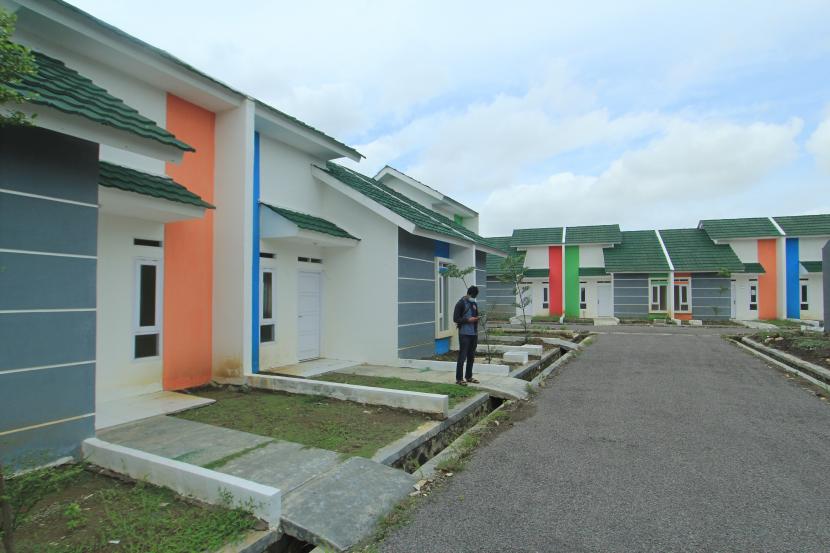 Warga berdiri di lokasi pembangunan perumahan bersubsidi di Indramayu, Jawa Barat, Jumat (5/2). Survei Harga Properti Residensial (SHPR) Bank Indonesia mengindikasikan harga properti residensial tumbuh terbatas pada kuartal IV-2020.