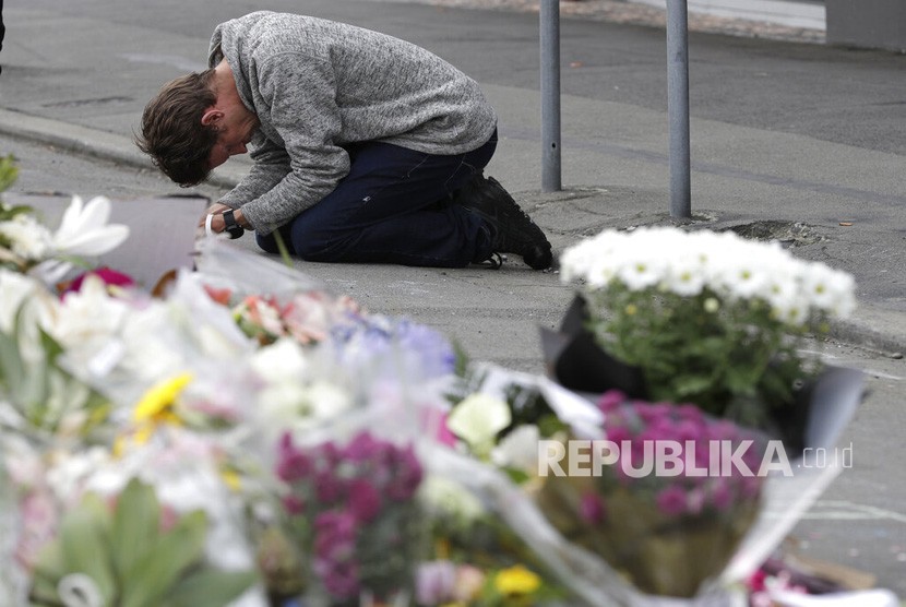 Warga berdoa untuk para korban penembakan di dekat Masjid Linwood di Christchurch, Selandia Baru, Selasa (19 /3/ 2019). 