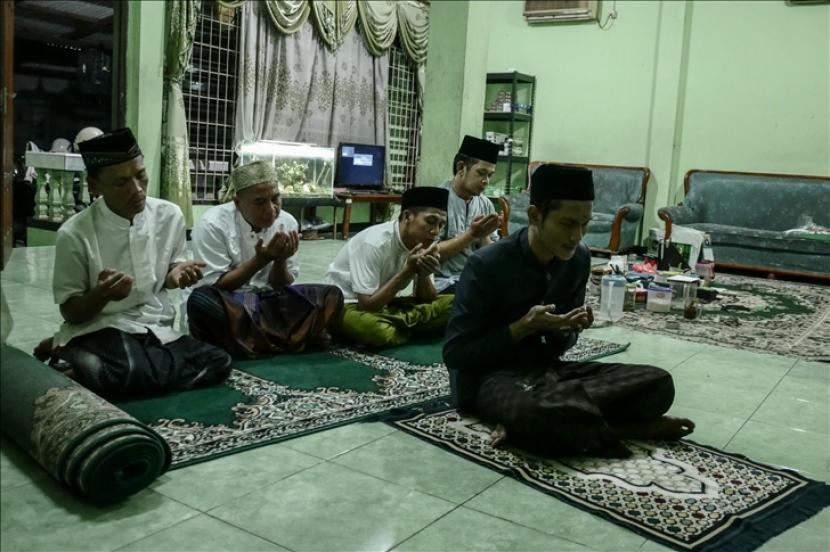 Doa Mohon Kebaikan pada Lisan dan Hati. Foto:   Warga berdoa bersama usai melaksanakan shalat berjamaah di rumah. (ilustrasi)