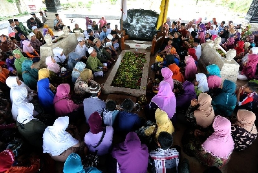 Warga berdoa di makam Bung Karno.