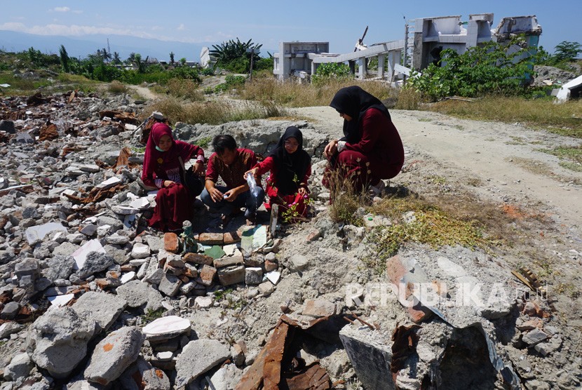 Warga berdoa di tempat hilangnya anggota keluarga mereka di lokasi bekas bencana gempa dan likuefaksi di Perumnas Balaroa, Palu, Sulawesi Tengah (ilustrasi)