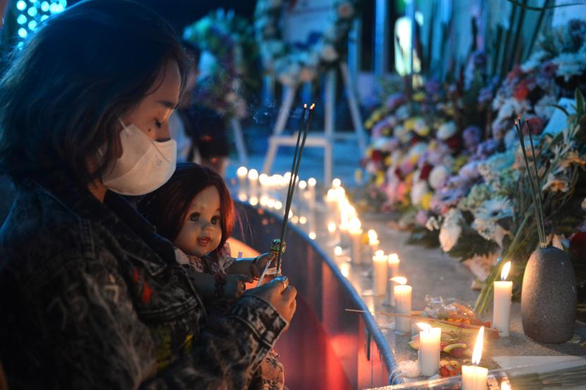 Warga berdoa saat peringatan 19 tahun tragedi bom Bali di Monumen Bom Bali, Badung, Bali, Selasa (12/10/2021). Peringatan tragedi terorisme yang menewaskan 202 orang tersebut dilakukan dengan doa bersama, tabur bunga dan penyalaan lilin oleh warga, keluarga serta kerabat korban.