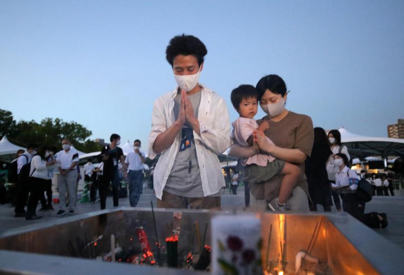 Warga berdoa untuk para korban bom atom Hiroshima dalam peringatan 76 tahun pengeboman, di Peace Memorial Park Hiroshima, 6 Agustus 2021. Penyintas bom atom Hiroshima, Sunao Tsuboi, meninggal dunia di usia 96 tahun.