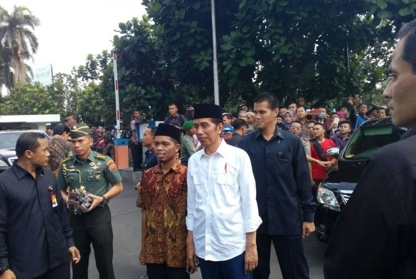 Warga berebut berswafoto dengan Presiden Joko Widodo di Masjid Agung Kota Tasikmalaya, Jumat (9/6).