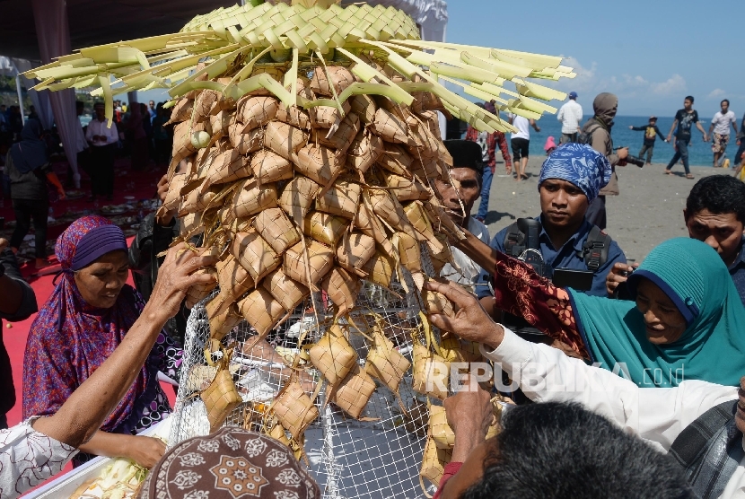  Warga berebut ketupat agung saat mengikuti Lebaran Topat atau Hari Raya Ketupat di kawasan Pantai Batu Bolong, Kec. Batu Layar, Lombok Barat, NTB (ilustrasi)
