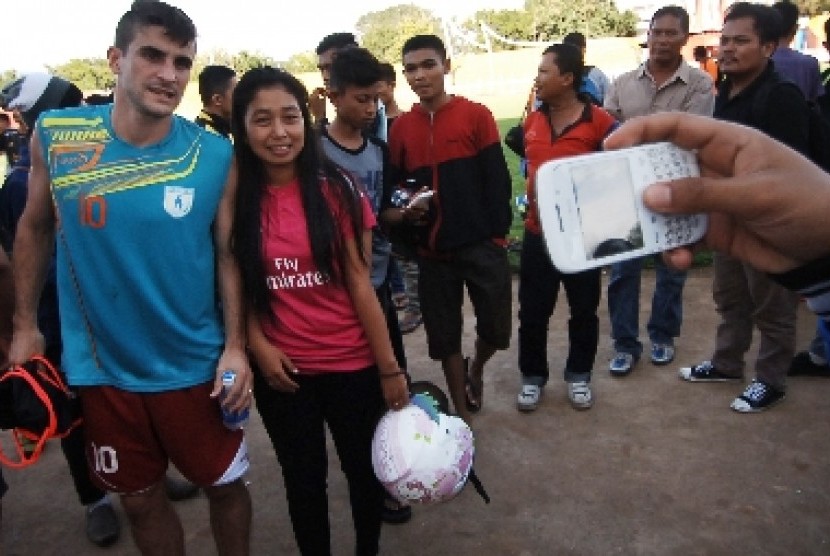 Warga berfoto bersama pemain Persipura Jayapura, Robertino Pugliara.