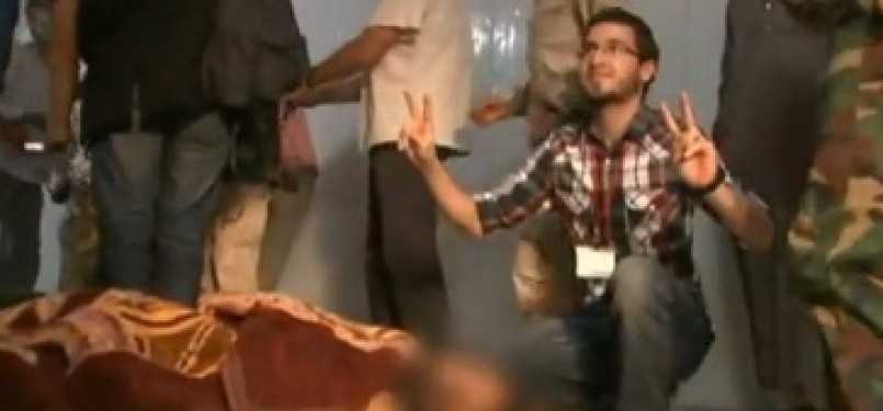 Warga berfoto dekat jenazah Qaddafi yang sengaja dipamerkan