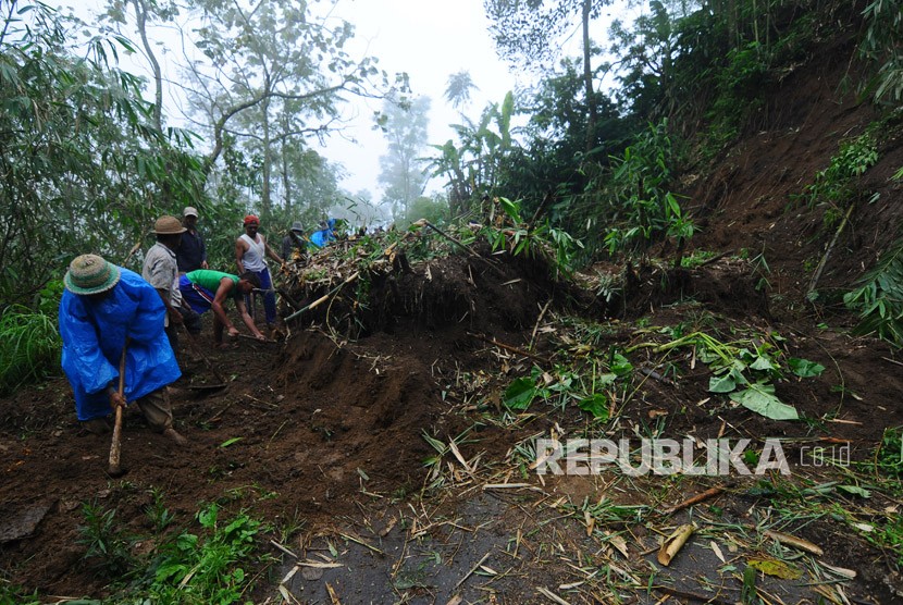 Warga bergotong royong membersihkan material longsor yang menutupi jalur alternatif Cepogo-Ampel lereng gunung Merbabu di Tarubatang, Selo, Boyolali, Jawa Tengah. 