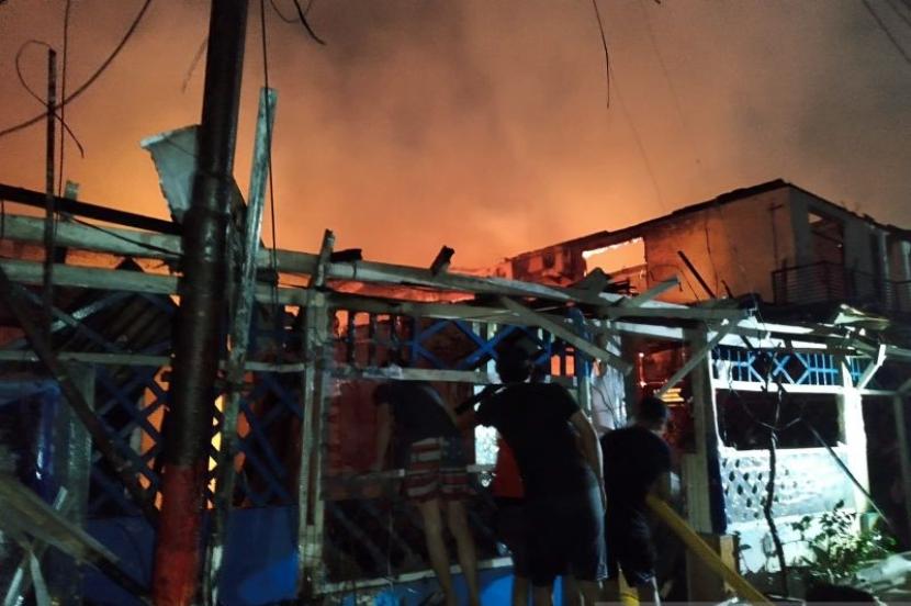 Warga berhamburan saat kebakaran hebat melanda di kawasan permukiman RW 08, Keluruhan Petojo Selatan, Gambir, Jakarta Pusat, Rabu (24/8/2023) malam.