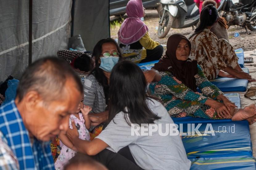 Warga korban banjir dan longsor beristirahat di tenda pengungsian (ilustrasi).