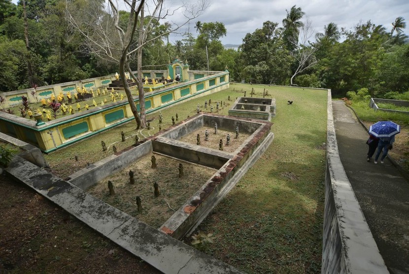 Warga berjalan di areal kompleks Makam Raja Abdurrahman di Pulau Penyengat, Kepulauan Riau, Rabu (24/2)
