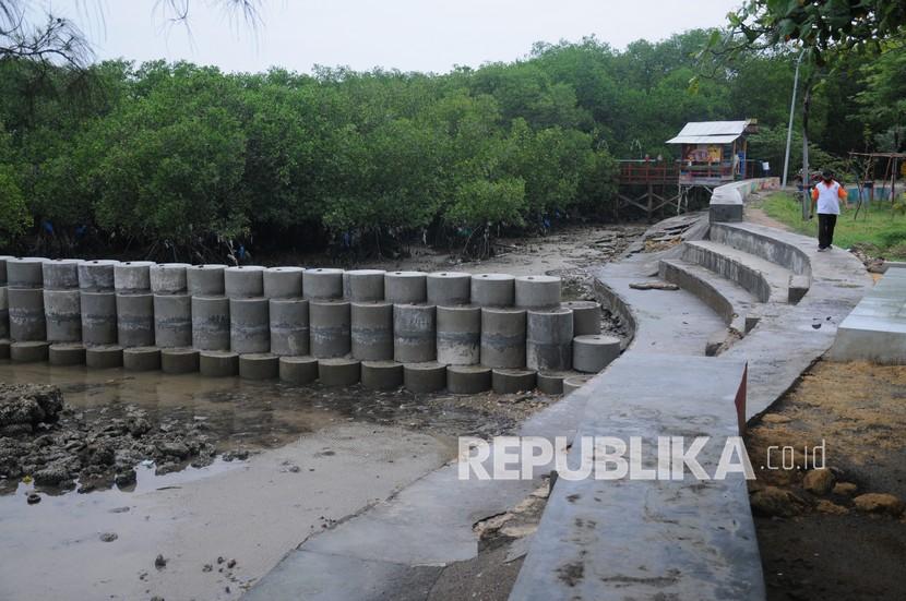 Ilustrasi. Jalur lalu lintas penghubung Pulau Madura, Jawa Timur, ambles akibat abrasi pantai, Senin (26/12/2022). 