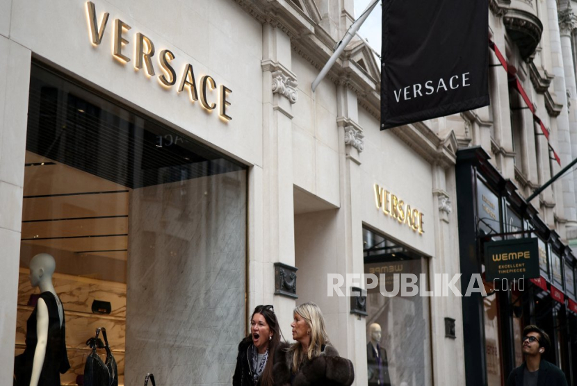 Warga berjalan di depan toko Versace di Jalan New Bond, London, Inggris.