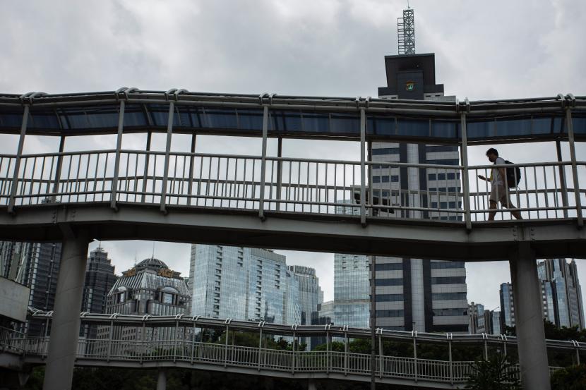 Warga berjalan di Jembatan Penyeberangan Orang (JPO)di kawasan Semanggi, Jakarta. Sudinsos Jaksel mencari ODGJ yang buang air besar di JPO Semanggi.