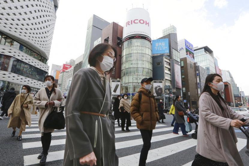 Warga berjalan di kawasan padat di Tokyo, Jepang. Pemerintah Jepang meminta rumah tangga dan industri di sekitar Tokyo untuk menghemat listrik pada bulan Juli dan Agustus 2023.