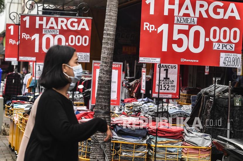 Warga berjalan di kawasan Pasar Baru, Jakarta, Jumat (22/1/2021). Pemerintah telah menyiapkan dana Rp 553,09 triliun untuk mendukung Pemulihan Ekonomi Nasional (PEN) pada tahun ini.