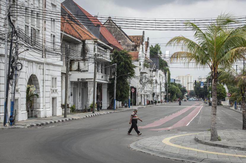 Warga berjalan di kawasan rendah emisi Kota Tua, Jakarta, Rabu (10/2/2021). Dinas Perhubungan DKI Jakarta resmi membatasi moda transportasi yang melintas di kawasan wisata Kota Tua seiring diterapkanya kebijakan kawasan rendah emisi atau low emission zone (LEZ) sejak 8 Februari 2021.