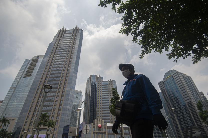 Warga berjalan di kawasan Sudirman Central Business District (SCBD), Jakarta, Senin (21/9/2020). Pemerintah optimis dapat menyalurkan stimulus Pemulihan Ekonomi Nasional (PEN) mencapai Rp100 triliun sampai akhir September 2020.