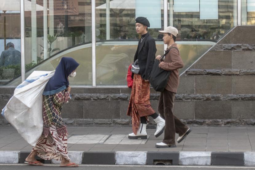 Warga berjalan di kawasan Taman Stasiun MRT Dukuh Atas, Jakarta (ilustrasi). 