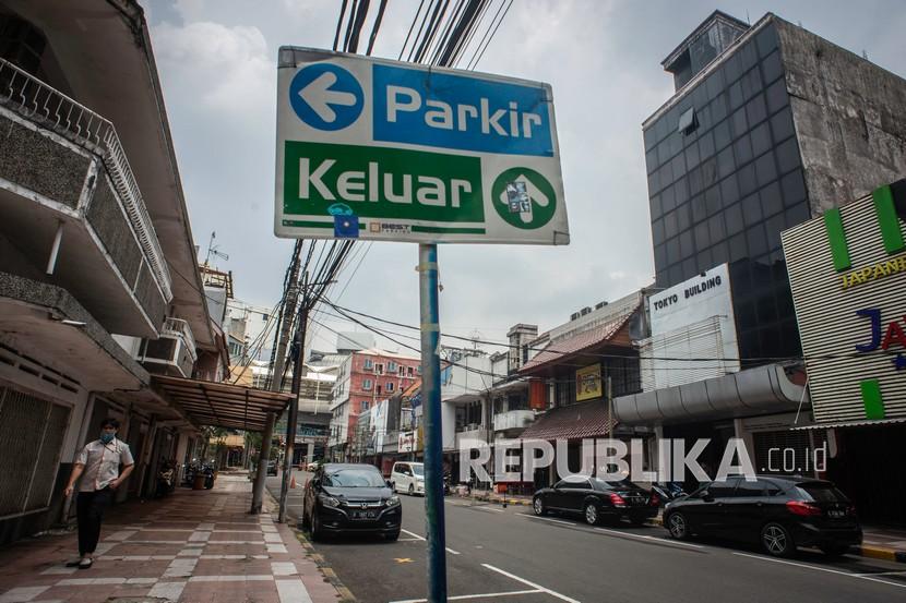 Warga berjalan di kompleks pertokoan yang tutup dan tidak beroperasi sejak penerapan PSBB COVID-19 di kawasan Blok M, Jakarta, Senin (14/9/2020). Kalangan Pengusaha optimis pertumbuhan ekonomi nasional tahun depan dapat mencapai 4,5 persen sampai 5,5 persen. Asalkan, penanganan Covid-19 bisa dipercepat. 