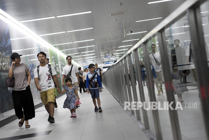 Warga berjalan di peron kereta MRT di Stasiun MRT Bundaran HI, Jakarta (foto ilustrasi).