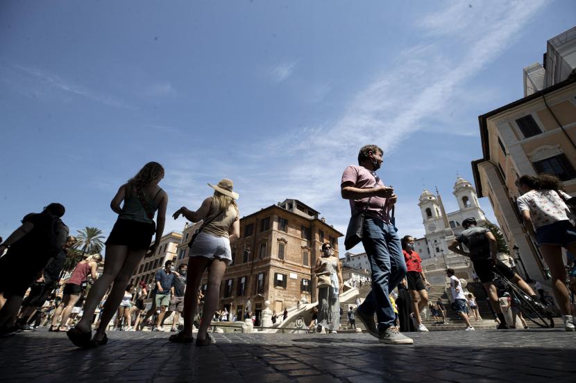 Warga berjalan di pusat Kota Roma, Italia, 12 Agustus 2021. Angka kelahiran di Italia turun ke titik terendah baru dalam sejarah negara ini, yakni di bawah 400.000 kelahiran pada 2022.