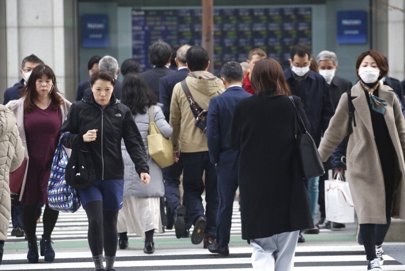 Warga berjalan di pusat Kota Tokyo (ilustrasi). Inflasi konsumen di Jepang kemungkinan melambat pada Januari 2022 dari bulan sebelumnya.