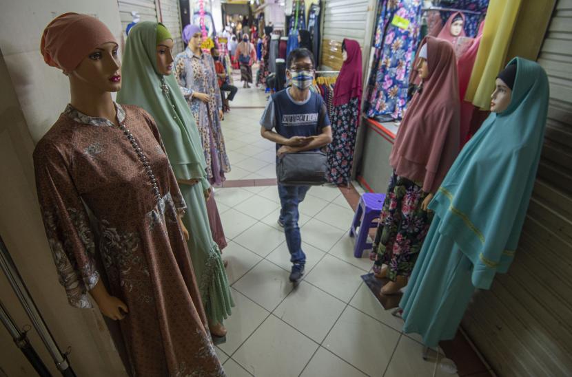 Warga berjalan di salah satu lorong kios-kios Pasar Blok A Tanah Abang, Jakarta.