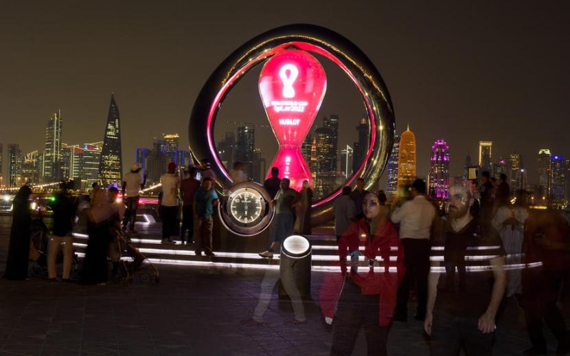 Warga berjalan di sekitar lokasi Jam Hitung Mundur Piala Dunia Qatar 2022 di Doha, Qatar, pada 20 Oktober 2022.