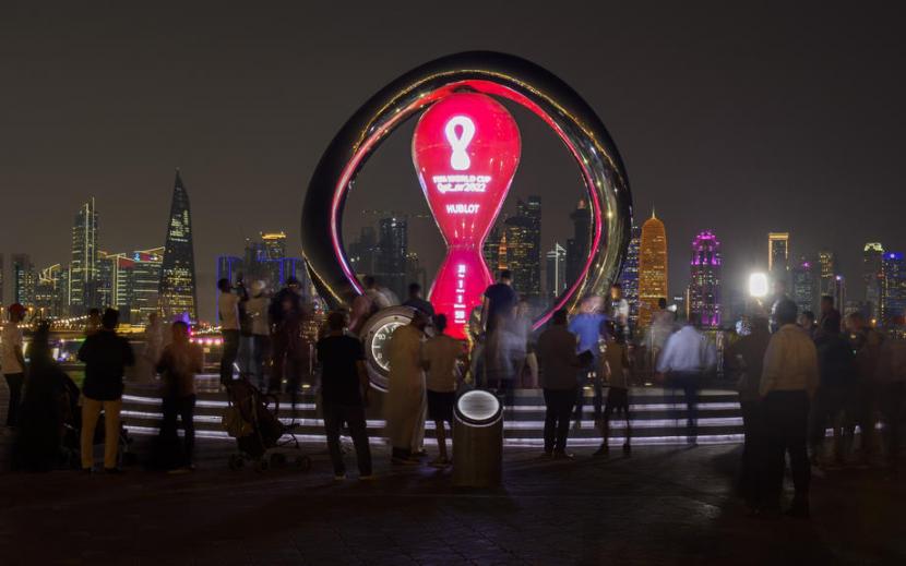 Warga berjalan di sekitar lokasi Jam Hitung Mundur Piala Dunia Qatar 2022 di Doha, Qatar, pada 20 Oktober 2022. 