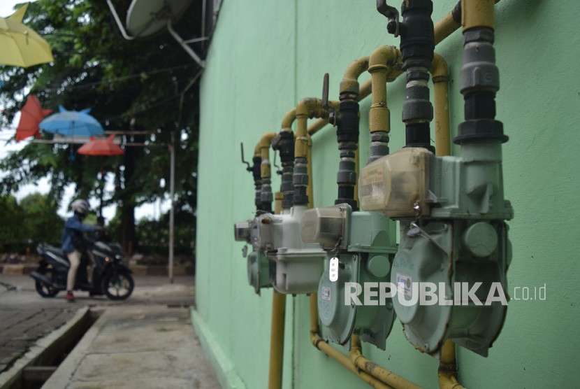  Warga berjalan didekat meteran jaringan gas rumah tangga PGN di Rusun Klender, Jakarta, Rabu (14/11).