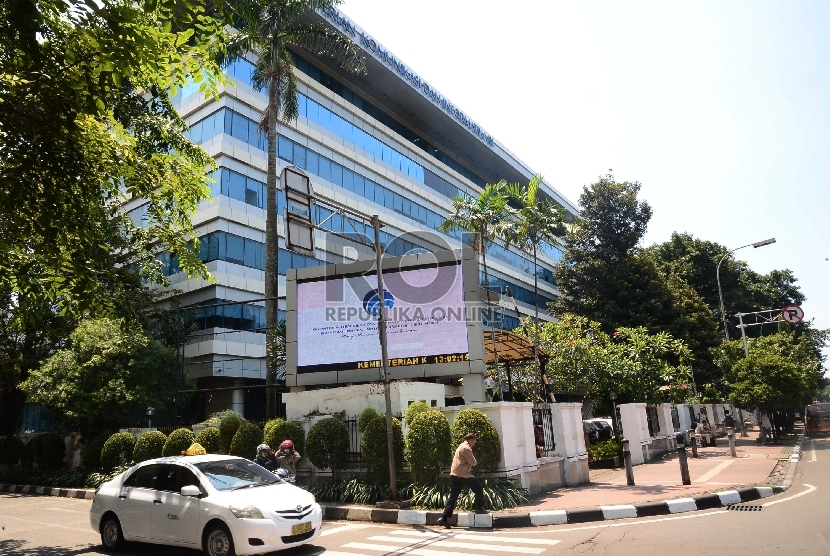 Warga berjalan didepan kantor Kementerian Komunikasi dan Informasi, Jakarta. Kementerian Komunikasi dan Informatika (Kominfo) telah menerapkan flexible working space (FWS) atau ruang kerja yang fleksibel.
