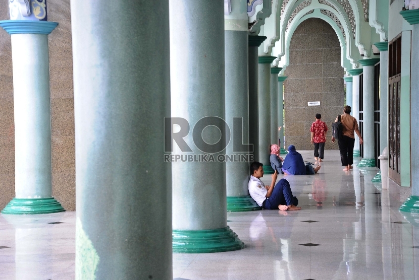 Warga berjalan dikoridor Masjid Raya Al Azzom, Tangerang, Selasa (28/4).  (Republika/ Tahta Aidilla)